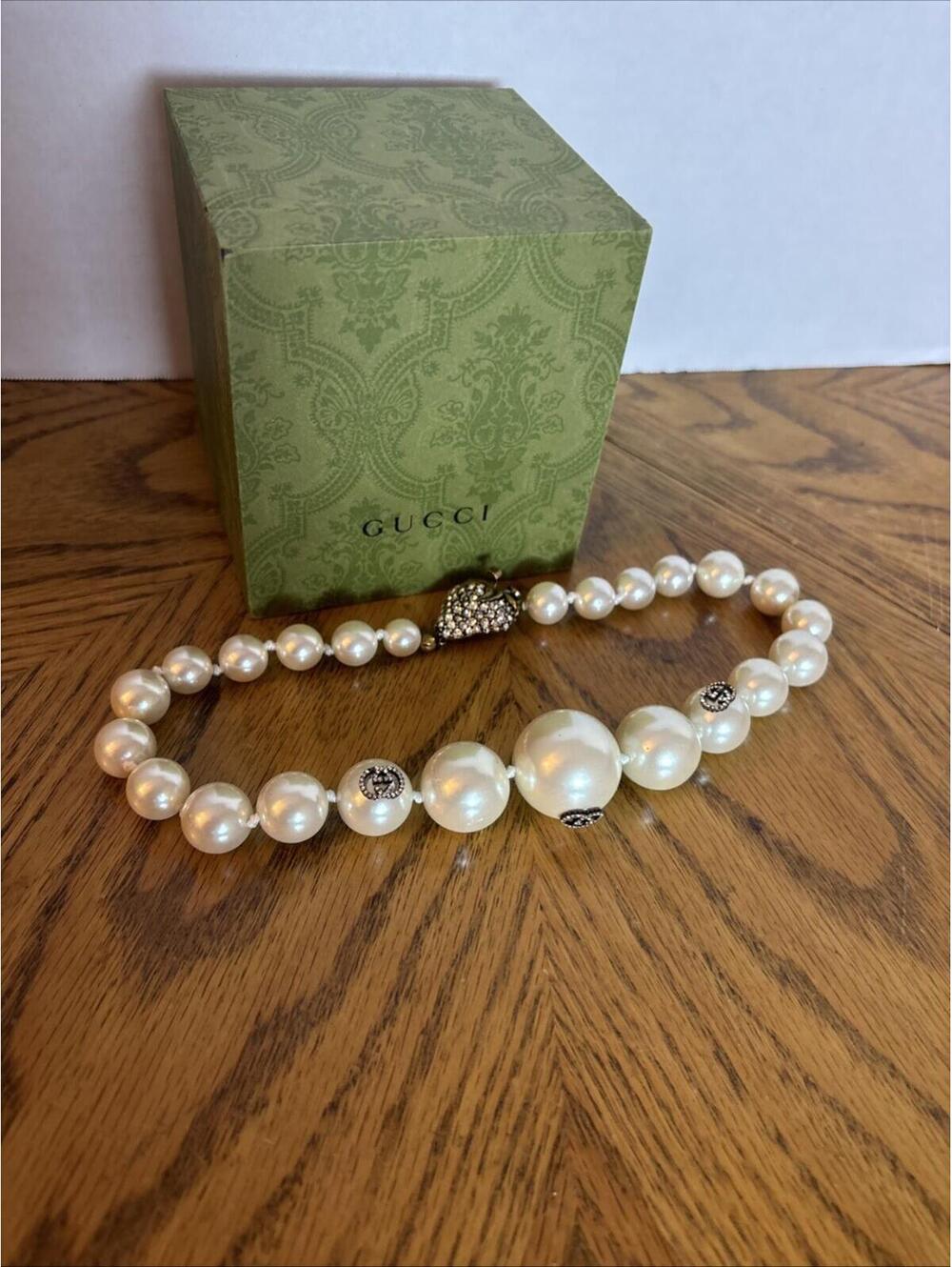 Gucci Pearl GG Logo Necklace with Crystal Strawberry Clasp, New W/Defects, J92 - Picture 5 of 10